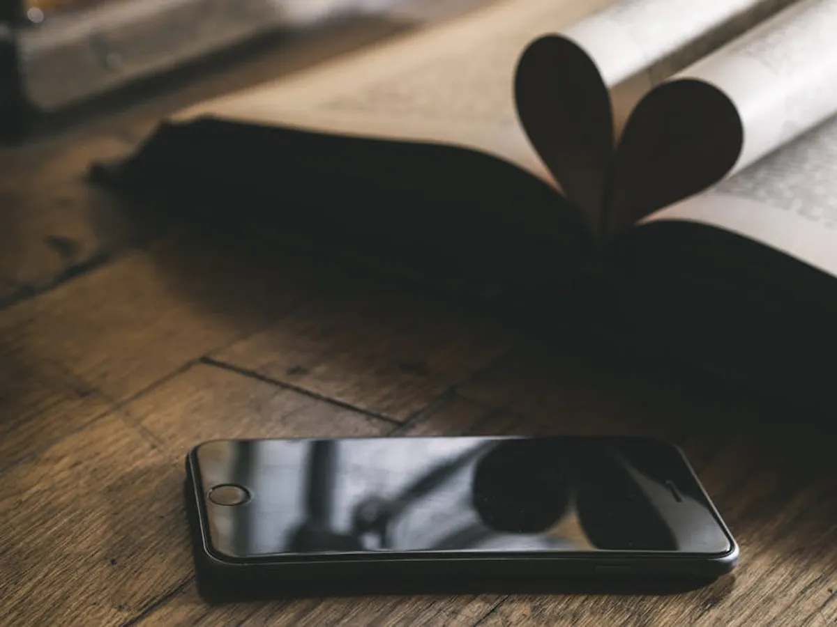 What Does A White Heart Mean: Meaning, Examples, and How to Use It
